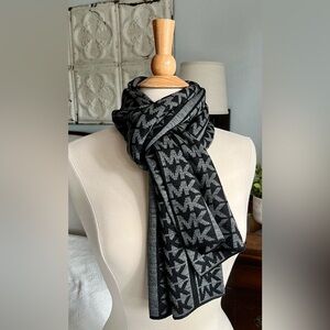 Cozy knit Michael Kors Black and Gray Scarf